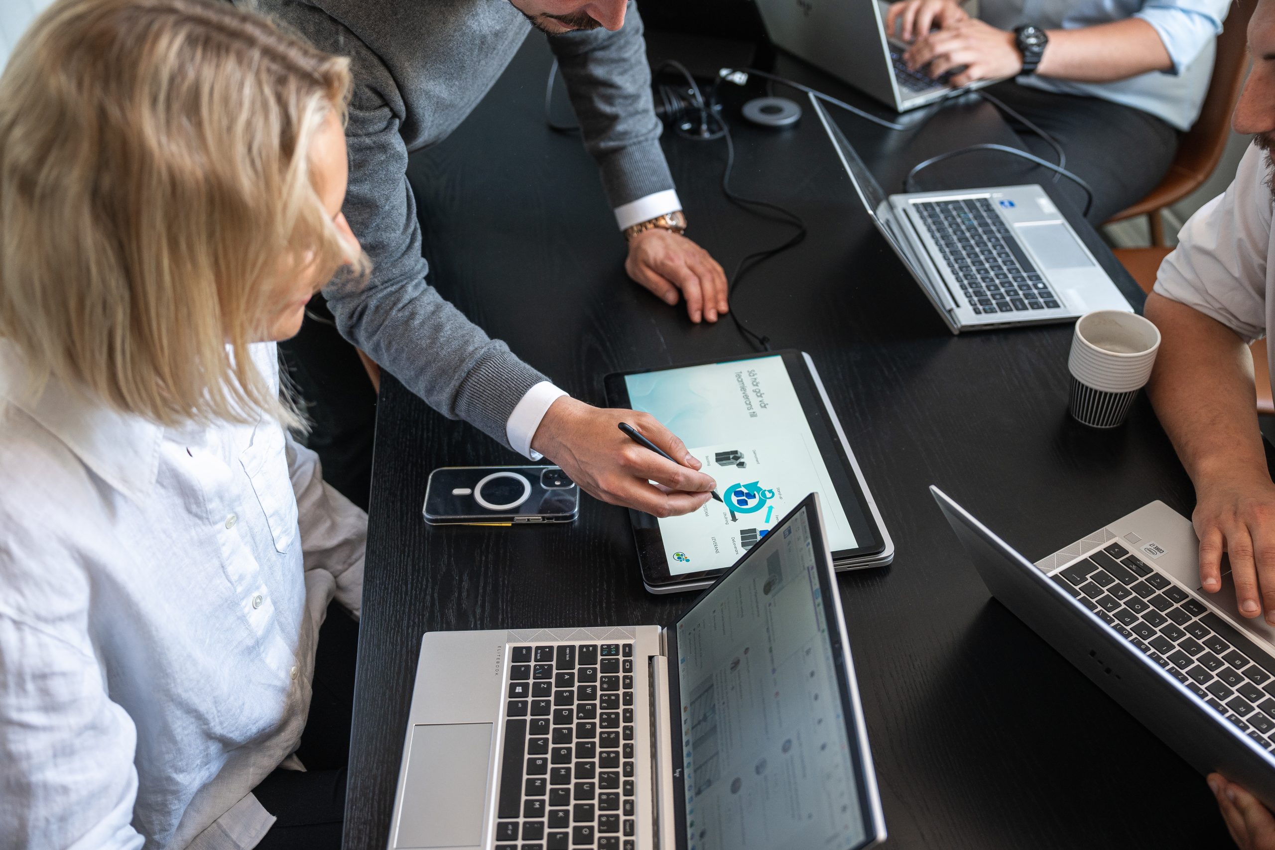 Microsoft 365-konsulter från Agdiwo arbetar med samarbete i Teams
